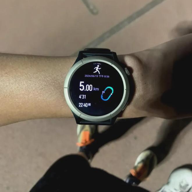 华米Cheetah Pro会是你下个赛场好队友吗？MG电子试玩1500元跑表首选？Amazfit(图5)